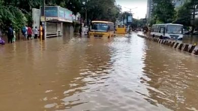 Photo of भारी बारिश के कारण बेंगलुरु में जगह-जगह भरा पानी, भीषण ट्रैफिक जाम से जूझ रहे लोग