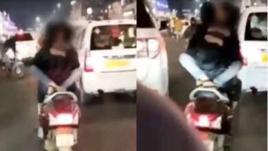 Photo of लखनऊ में बीच सड़क स्कूटी सवार युवक-युवती कर रहे थे रोमांस, पुलिस ने युवक को पकड़ा