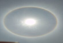 Photo of आसमान में दिखा अद्भुत नजारा: सूरज के चारों ओर दिखी सतरंगी रिंग, जानें इसे क्या कहते हैं वैज्ञानिक