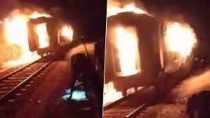 Photo of Pakistan Train Fire: पाकिस्तान में ट्रेन में लगी आग, सात लोगों की गई जान