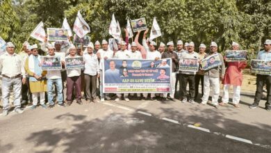 आक्रोशित आप कार्यकर्ता ने किया प्रदर्शन डीएम को सौंपा ज्ञापन