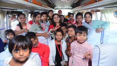 16 लग्जरी बसों से माता-पिता के साथ लखनऊ पहुंचे झुग्गी-झोपड़ियों के बच्चे कई बच्चे पहली बार बस की यात्रा कर खुशी से फूले नहीं समाए