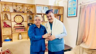 सुशील दुबे के घर पहुंचे सूचना निदेशक, किया सम्मानित