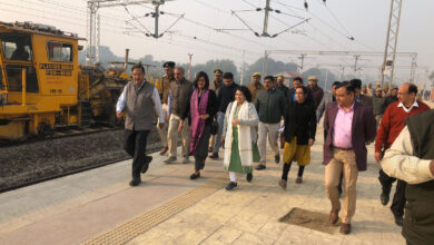 Ayodhya :रेलवे बोर्ड की अध्यक्ष जया वर्मा सिन्हा बुधवार को रामनगरी अयोध्या पहुंची यहां उन्होंने अयोध्या धाम रेलवे स्टेशन और रामघाट हाल्ट रेलवे स्टेशन