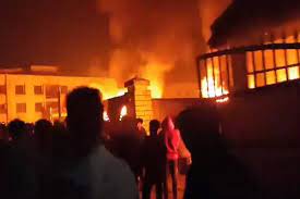 Photo of Manipur Violence -मणिपुर में फिर बवाल ,भीड़ ने डीसी और एसपी के दफ्तर जलाए, इंटरनेट सेवा बंद