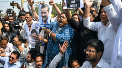 Photo of Delhi -केजरीवाल की गिरफ्तारी पर दंगल, सडक़ों पर आप-बीजेपी के कार्यकर्ता, एक-दूसरे के खिलाफ प्रदर्शन