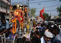 Photo of Varanasi- काशी में हनुमान जन्मोत्सव, 60 फीट के रथ पर सजी रामलला की झांकी, 11 हजार ध्वज लहराए; 1001 KG लड्डू का लगा भोग