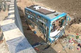 Photo of Rajgarh-ओवर ब्रिज से गिरी यात्री बस, दो की मौत, 40 से अधिक घायल