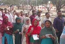 Photo of Bihar-सुहाना मौसम के बीच मतदान के लिए मतदाताओं की मतदान केन्द्रों पर उमड़ी भीड़