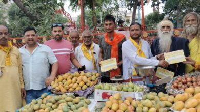 Photo of UP NEWS-मथुरा : श्रीकृष्ण जन्मभूमि संघर्ष न्यास ने फल, सब्जी विक्रेताओं को वितरित की नेम प्लेट