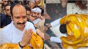 Photo of Pradeep Mishra Radha Rani Controversy:-  पंडित प्रदीप मिश्रा ने ऐसा क्या कहा की उन्हें राधा रानी के सामने नाक रगड़ कर माफ़ी मागनी पड़ी