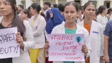 Lucknow- Strong demonstration by resident doctors of Uttar Pradesh in the incident of rape and murder of a female doctor in West Bengal.
