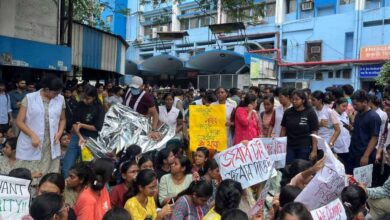 Photo of Kolkata News: स्वास्थ्य भवन ने मानी डॉक्टरों की सभी मांगें, कब तक जारी रहेगा धरना प्रदर्शन?