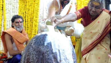 Photo of Ujjain: राष्ट्रपति द्रौपदी मुर्मू ने महाकाल के दर्शन के बाद मंदिर में किया श्रमदान, नंदी हॉल में लगाया ध्यान