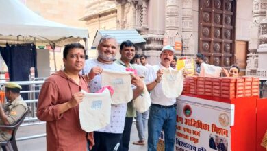 Photo of Varanasi: श्री काशी विश्वनाथ धाम में बांटे गए कपड़े के झोले, लगाए पाॅलीथीन त्यागने का नारा