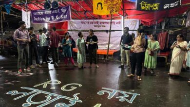 Photo of Kolkata: आंदोलन स्थल पर ‘बायो टॉयलेट’ लाने से पुलिस ने रोका तो फूटा डॉक्टरों का गुस्सा