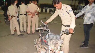 Photo of Madhya Pradesh: दो बाइकों की भिड़ंत के बाद सड़क पर गिरे प्रधान आरक्षक को कार ने कुचला, तीन घायल