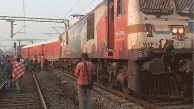 Photo of Kolkata: शालिमार के पास नलपुर में यात्री ट्रेन के तीन डिब्बे पटरी से उतरे, कोई हताहत नहीं