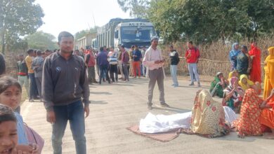 Photo of Anuppur- ट्रक की चपेट में आने से युवक की मौत, परिजनों ने सड़क पर शव रख किया चक्का जाम