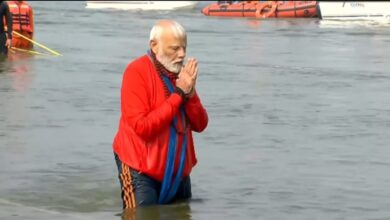 Photo of Mahakumbh- आस्था की डुबकी लगाकर पीएम मोदी ने दिया एकता का संदेश