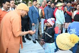 Photo of Up News – Cm Yogi ने गोरखनाथ मंदिर में की गौसेवा, बच्चों को बांटी चॉकलेट