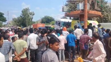 Kaushambi News: Three bike riders collided with a truck, all three died on the spot