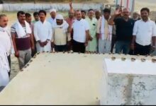 Kaushambhi News: Congressmen paid tribute to the soldiers martyred during Operation Sindoor and raised slogans of Pakistan Murdabad