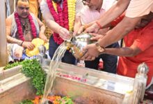 Kashi News: Shri Kashi Vishwanath was anointed with Triveni water