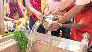 Kashi News: Shri Kashi Vishwanath was anointed with Triveni water