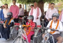 Mau News: 10 Divyangjans got motorized tricycles from MP fund, confidence bloomed on their faces