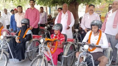Mau News: 10 Divyangjans got motorized tricycles from MP fund, confidence bloomed on their faces