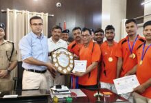 Mau News: District police received the winning trophy in table tennis, players received 07 gold medals and 03 silver medals