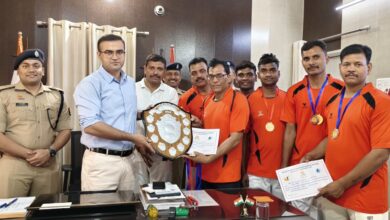 Mau News: District police received the winning trophy in table tennis, players received 07 gold medals and 03 silver medals