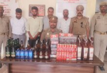 Chandauli News: Mughalsarai police station arrested four interstate liquor smugglers, a total of 195 pouches of English liquor recovered from 04 backpack bags in their possession