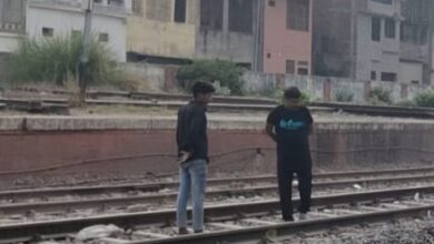 Kaushambhi News: The cunning thief Sahil got hit by a train and died on the spot