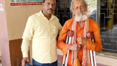 Kaushambhi: Helpless Hariram got support, old age home director Alok Roy again lit the flame of humanity