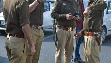 Kaushambhi News: A young man was seriously injured due to police brutality, admitted to the district hospital