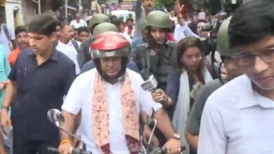 police blocks bjp workers in kolkata,latest news in english,bjp rally in kolkata,police vs bjp workers clash in west bengal,kolkata police,bjp workers clashed,west bengal,police lathicharge on bjp workers in west bengal,rally in kolkata,violence in west bengal,bjp bike rally in west bengal,kolkata,bjp politics in west bengal,news in bengali,news in english,bengal bjp workers rally,bengal police,bike rally,clash in west bengal