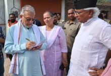 Lucknow News: Lucknow in-charge minister Suresh Khanna expressed displeasure over sewer cleaning, reprimanded the officials