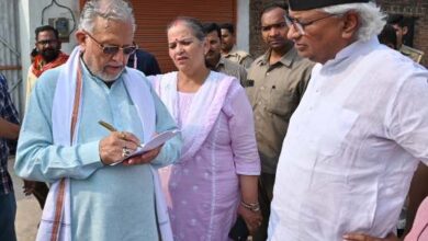 Lucknow News: Lucknow in-charge minister Suresh Khanna expressed displeasure over sewer cleaning, reprimanded the officials