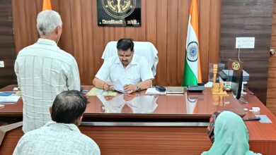 Amethi: District Magistrate heard the problems of the people in the public hearing, gave instructions for timely and quality resolution