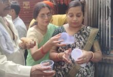 Kaushambhi News: On the fourth Tuesday of Jyeshtha month, social workers organized a program to distribute sherbet