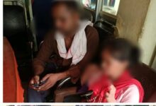 Kaushambhi News: Two minor girls caught with a couple at Bharwari railway station