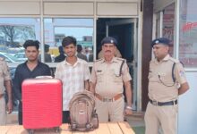 Chandauli News: A joint police team of Alinagar police station and RPF arrested two accused with illegal liquor