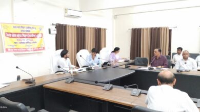Chandauli News: If there is a complaint of absence of Panchayat Assistants in Panchayat Bhawan, then DPRO and BDO will be responsible- District Magistrate
