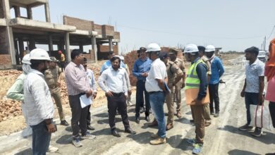 Chandauli News: DM Chandra Mohan Garg inspected the construction work of hospital and police line