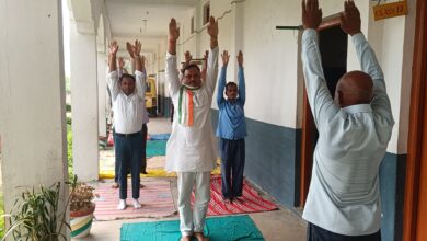 Ghosi (Mau): Yoga camp organized on International Yoga Day under the chairmanship of Congress District President at Lakshmi Shankar Intermediate College, Kalyanpur