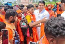 Sultanpur news: District Panchayat member Dharmendra Singh welcomed and greeted the Kanwariyas