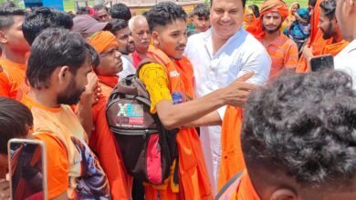 Sultanpur news: District Panchayat member Dharmendra Singh welcomed and greeted the Kanwariyas