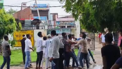 Kaushambhi Divorce disputes: Girl's side showered sticks in Manjhanpur block premises, video goes viral